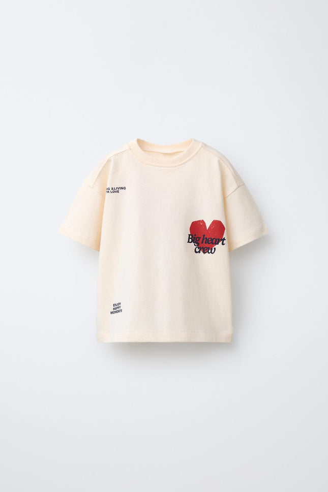 T-SHIRT ESTAMPADA COM CORAÇÃO E MENSAGEM