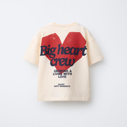 T-SHIRT ESTAMPADA COM CORAÇÃO E MENSAGEM