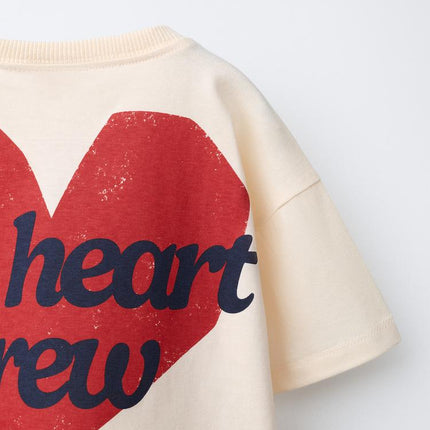 T-SHIRT ESTAMPADA COM CORAÇÃO E MENSAGEM