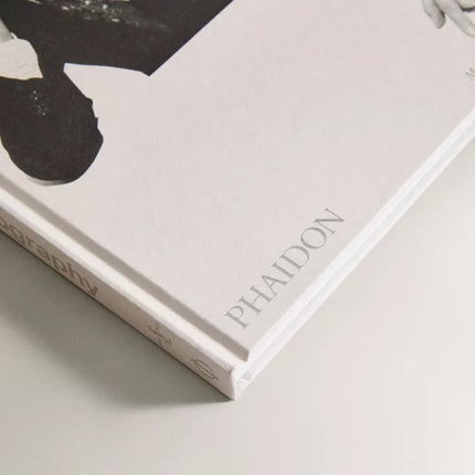 LIVRO YVES SAINT LAURENT AND PHOTOGRAPHY (INGLÊS)