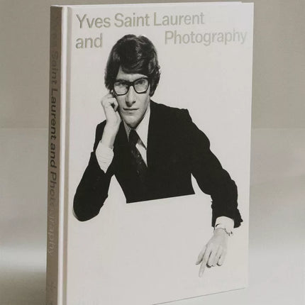 LIVRO YVES SAINT LAURENT AND PHOTOGRAPHY (INGLÊS)