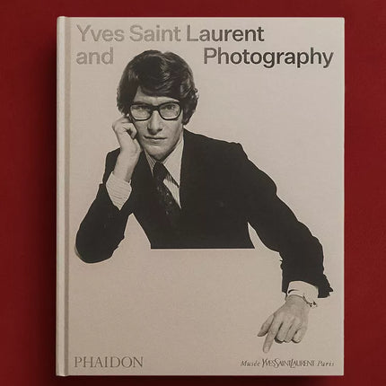 LIVRO YVES SAINT LAURENT AND PHOTOGRAPHY (INGLÊS)