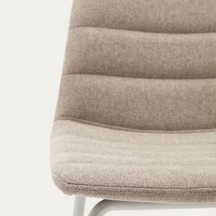 Banco alto Zunilda de chenille bege e aço com acabamento branco mate altura 65 cm FSC 100%
