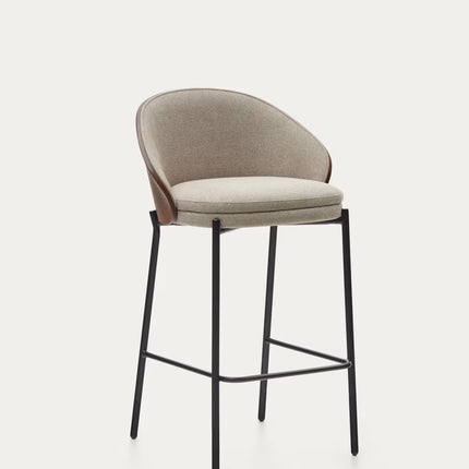 Banco alto Eamy de chenille castanho-claro chapado em freixo acabamento wengue e metal preto 65 cm