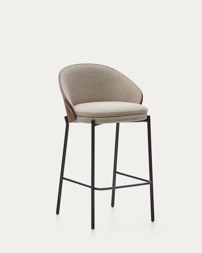 Banco alto Eamy de chenille castanho-claro chapado em freixo acabamento wengue e metal preto 65 cm