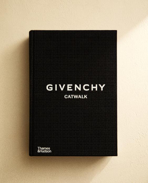 LIVRO CATWALK GIVENCHY